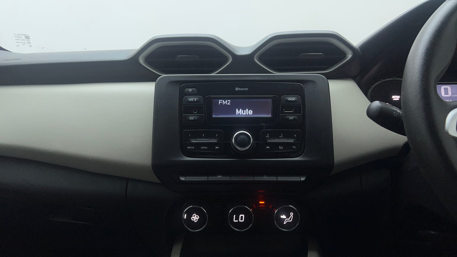 Used 2023 Nissan Magnite XL Petrol Manual interior MUSIC SYSTEM & AC CONTROL VIEW