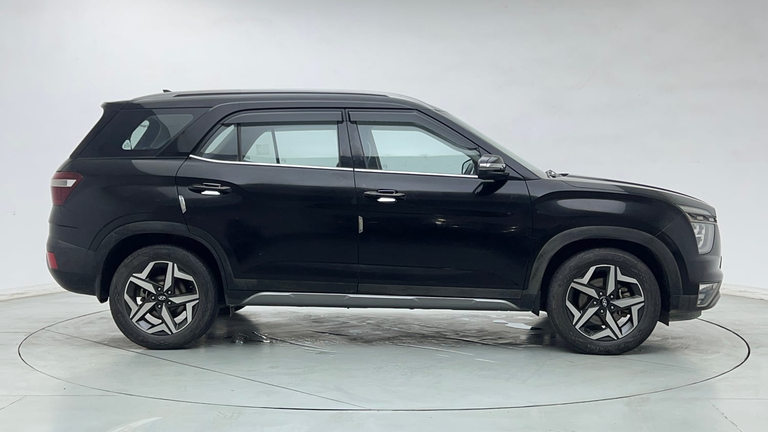 Used 2023 Hyundai Alcazar Prestige 7 STR 1.5 Diesel Diesel Manual exterior RIGHT SIDE VIEW