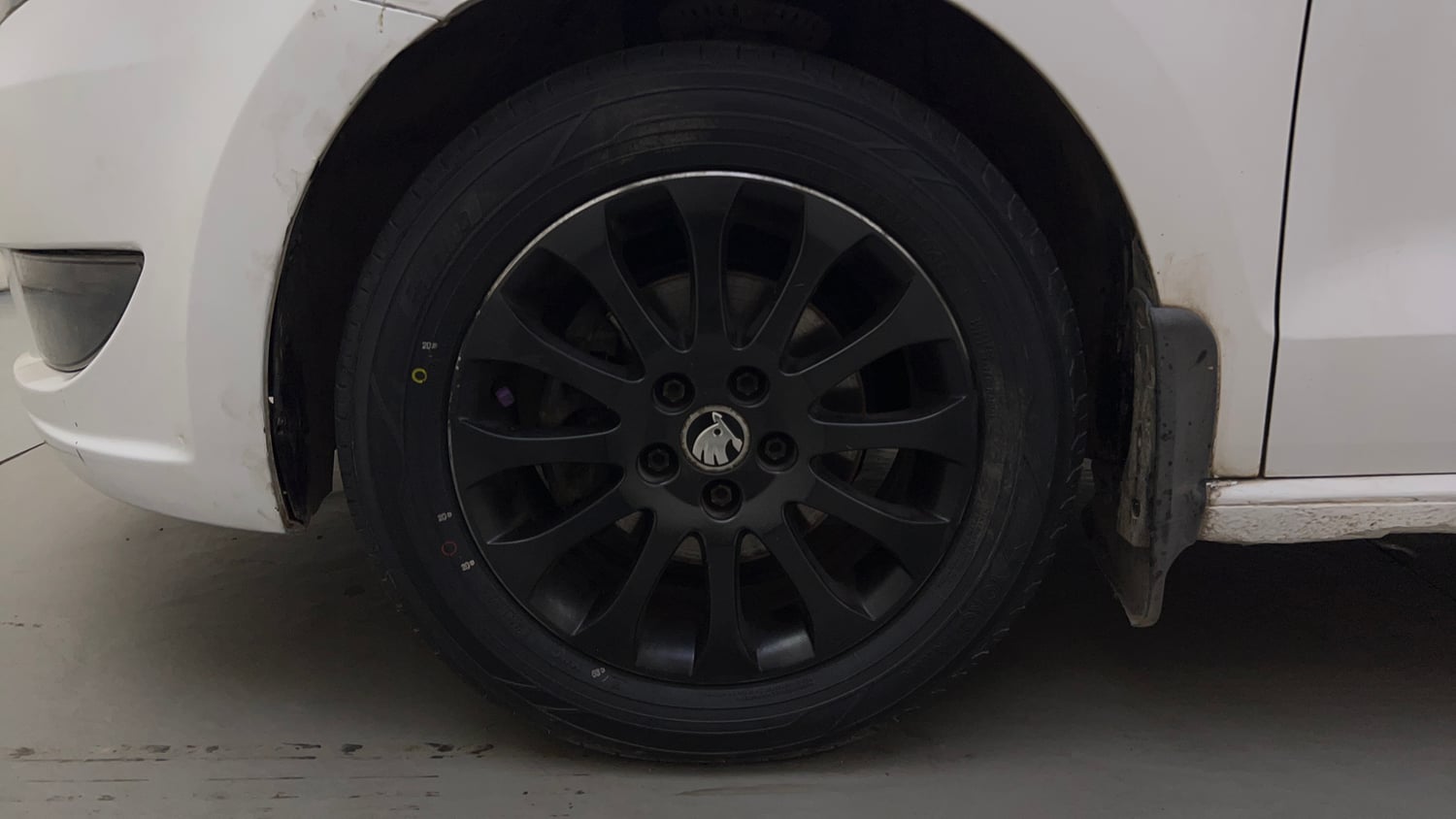 Used 2015 Skoda Rapid 1.6 MPI Elegance Plus Petrol Manual tyres LEFT FRONT TYRE RIM VIEW
