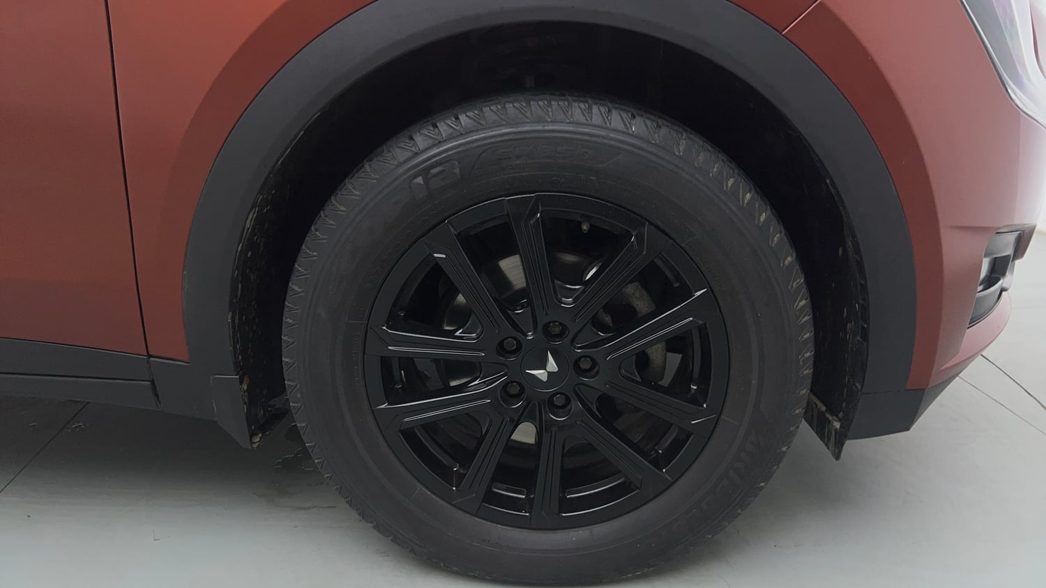 Used 2024 Mahindra XUV700 AX7 Luxury Pack Petrol 7 STR Blaze Editon AT Petrol Automatic tyres RIGHT FRONT TYRE RIM VIEW