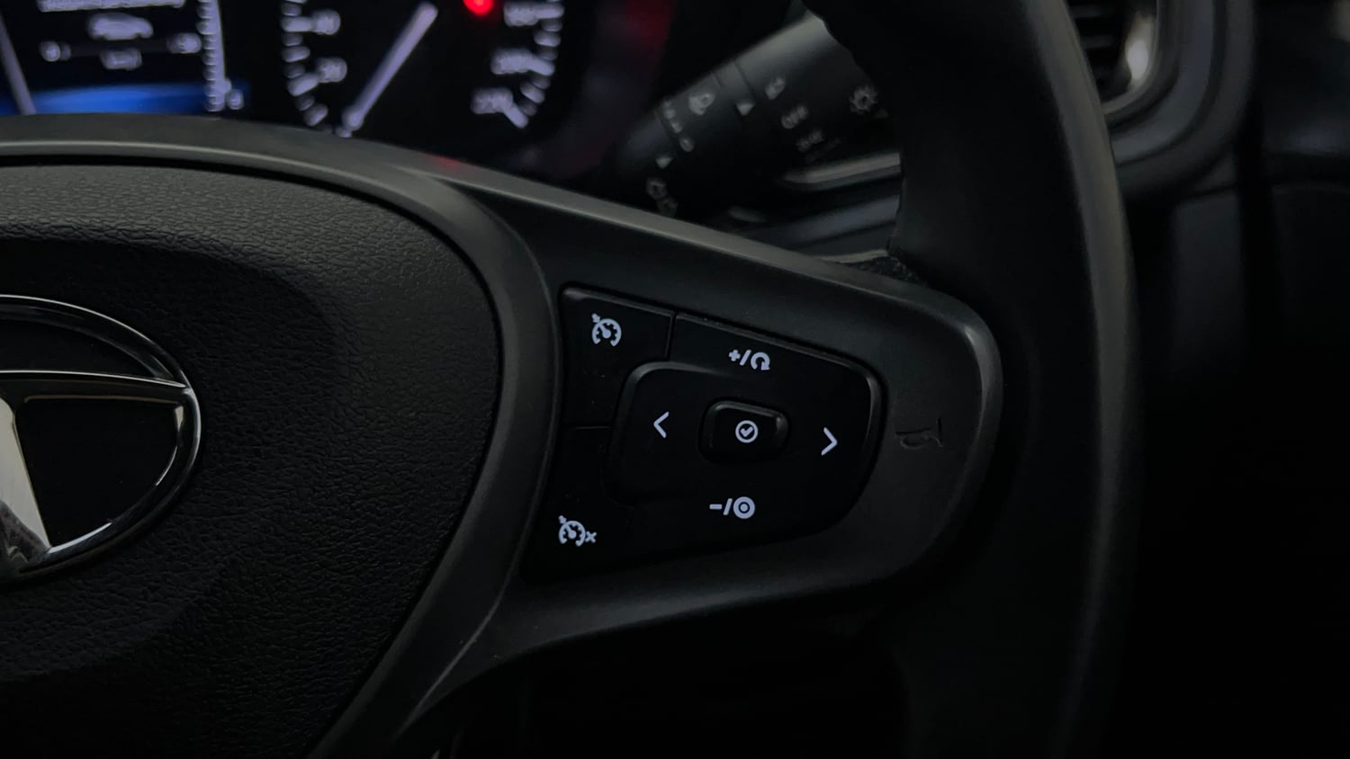Used 2023 Tata Altroz XZA Plus Petrol Dark Edtion Petrol Automatic top_features Cruise control