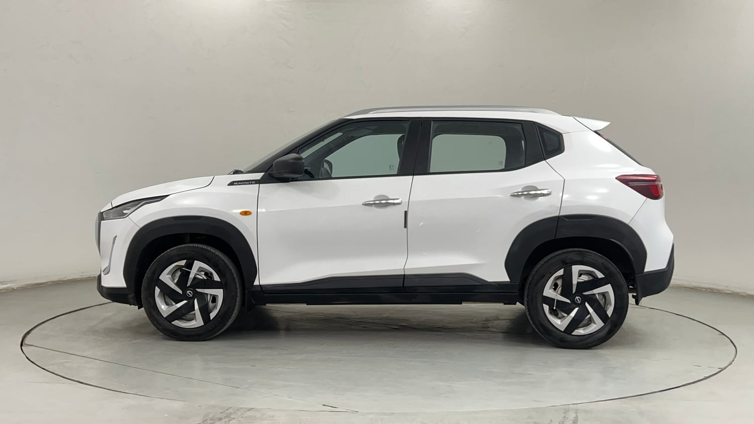 Used 2025 Nissan Magnite Visia B4D 1.0 Petrol MT Petrol Manual exterior LEFT SIDE VIEW