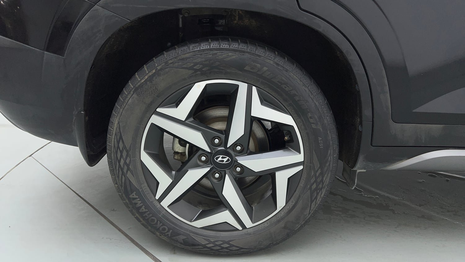 Used 2023 Hyundai Alcazar Prestige 7 STR 1.5 Diesel Diesel Manual tyres RIGHT REAR TYRE RIM VIEW