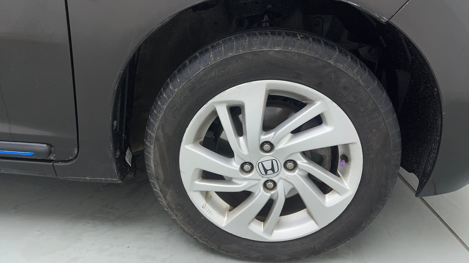Used 2015 Honda Jazz V AT Petrol Petrol Automatic tyres RIGHT FRONT TYRE RIM VIEW