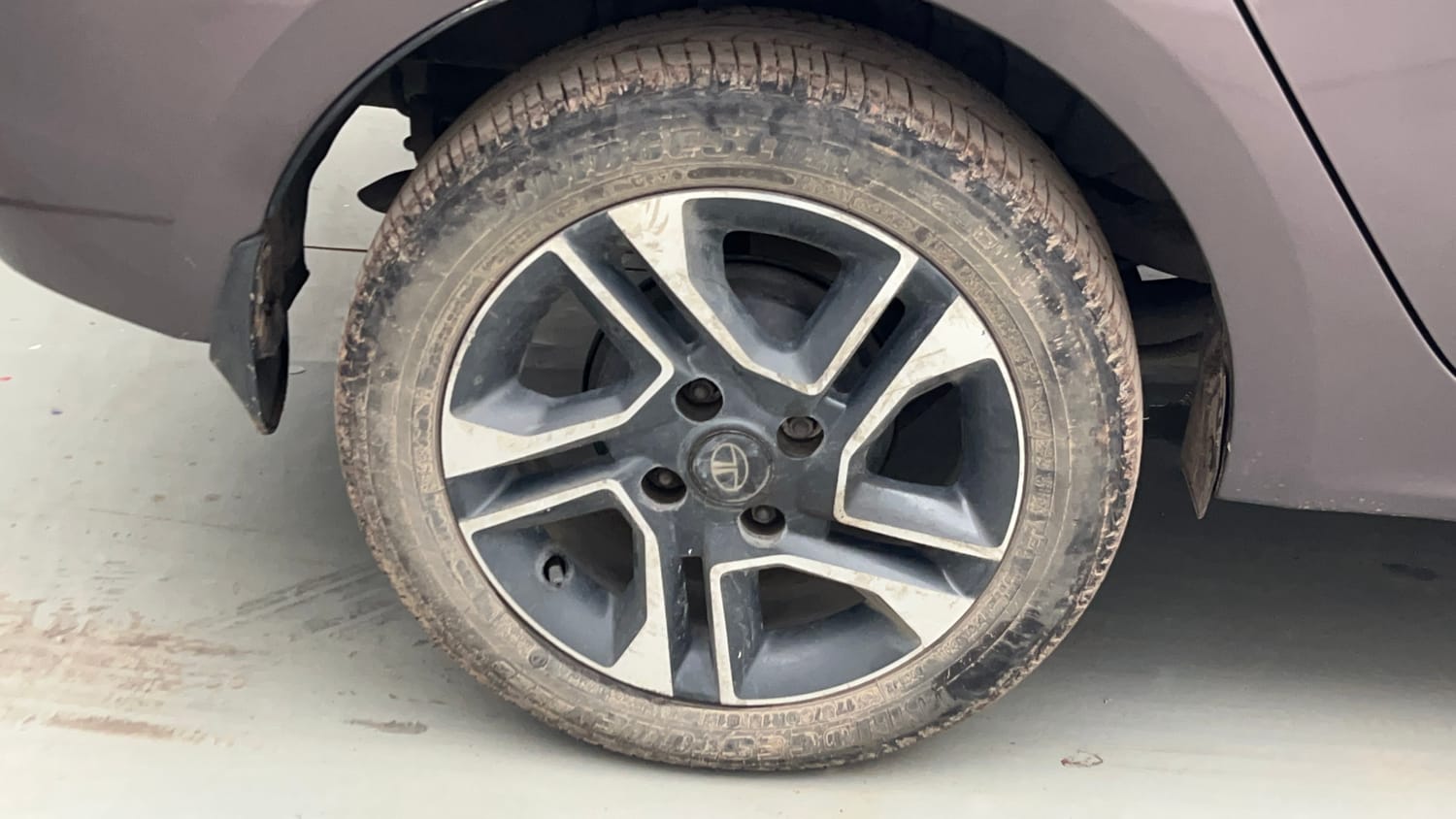 Used 2018 Tata Tigor Revotron XZA Petrol Automatic tyres RIGHT REAR TYRE RIM VIEW