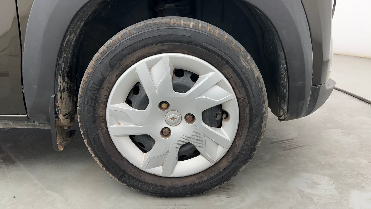 Used 2023 Renault Kwid RXT 1.0 AMT Petrol Automatic tyres RIGHT FRONT TYRE RIM VIEW