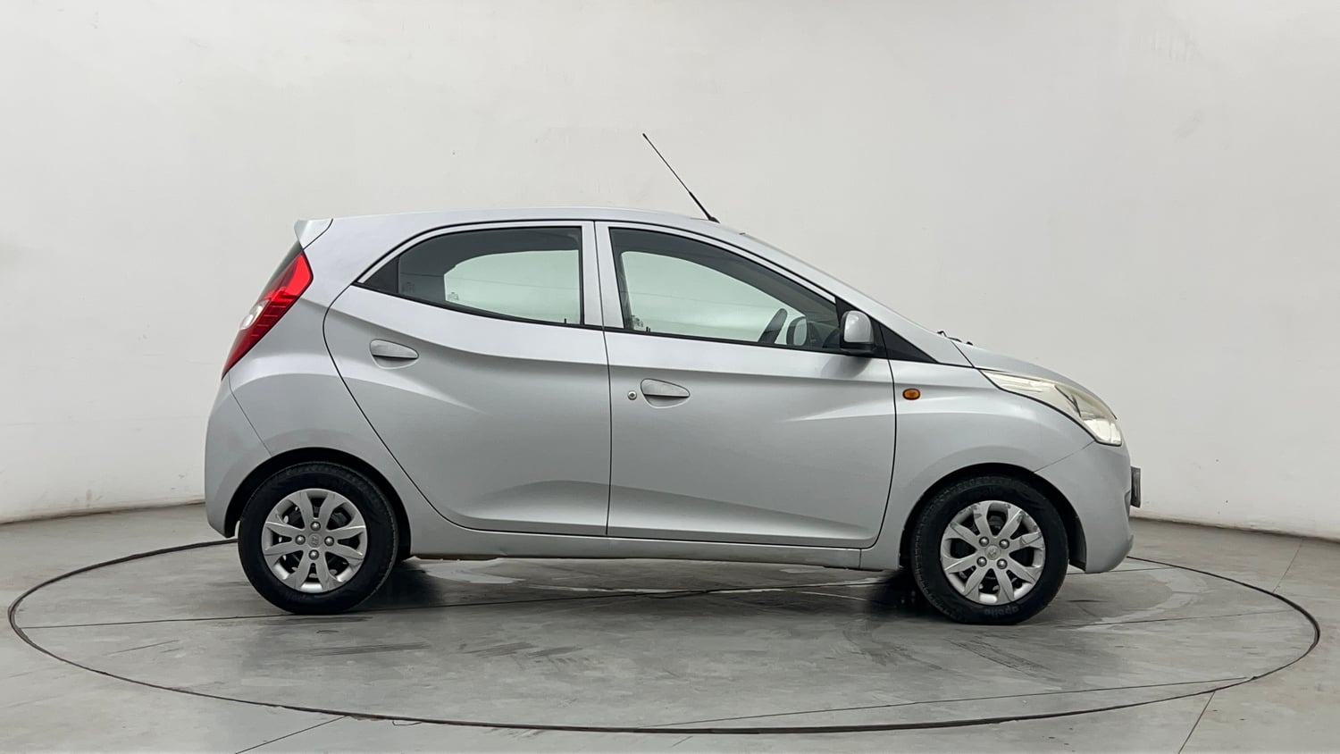 Used 2017 Hyundai Eon Sportz Petrol Manual exterior RIGHT SIDE VIEW