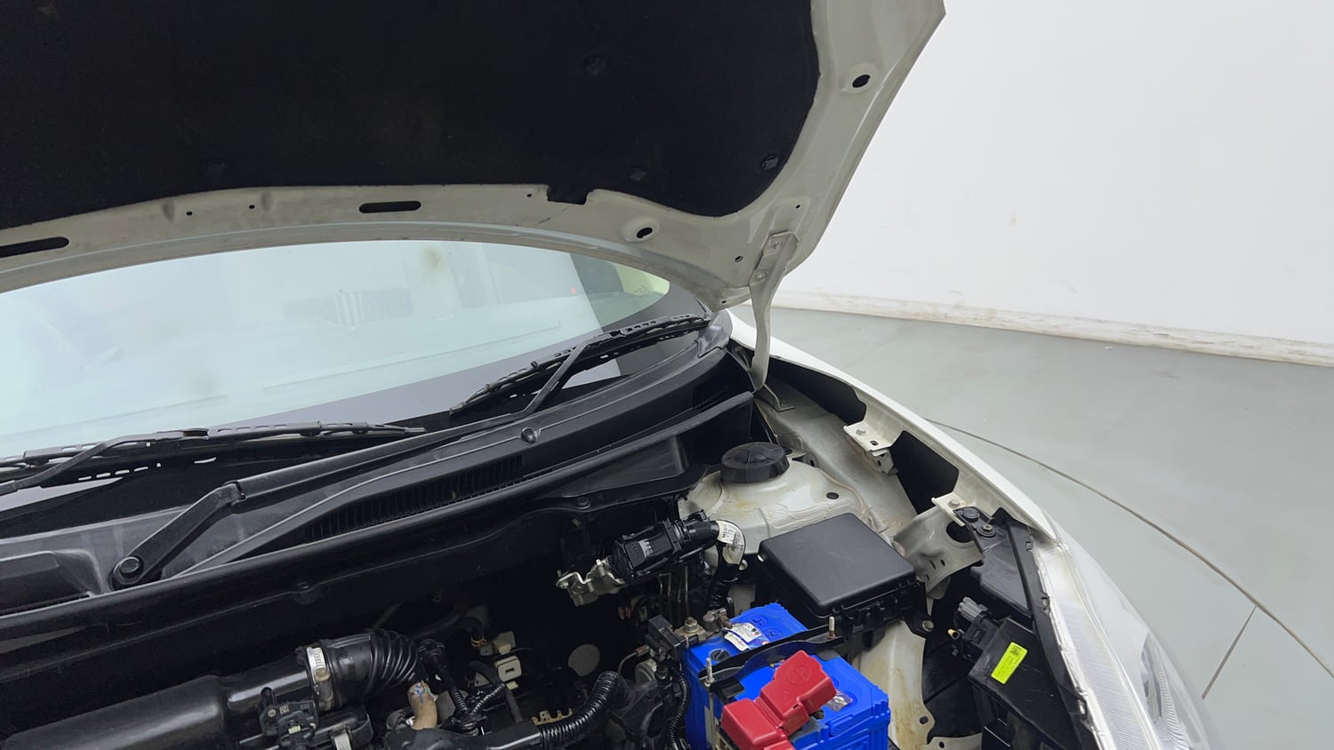 Used 2022 Maruti Suzuki Dzire VXi Petrol Manual engine ENGINE LEFT SIDE HINGE & APRON VIEW