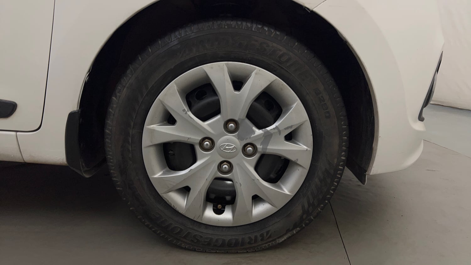 Used 2016 Hyundai Grand i10 Sportz 1.2 Kappa VTVT Petrol Manual tyres RIGHT FRONT TYRE RIM VIEW