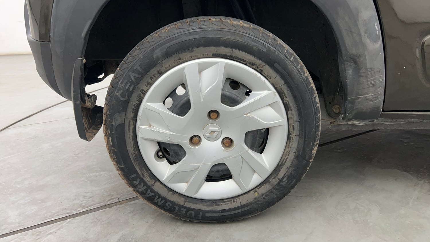 Used 2023 Renault Kwid RXT 1.0 AMT Petrol Automatic tyres RIGHT REAR TYRE RIM VIEW