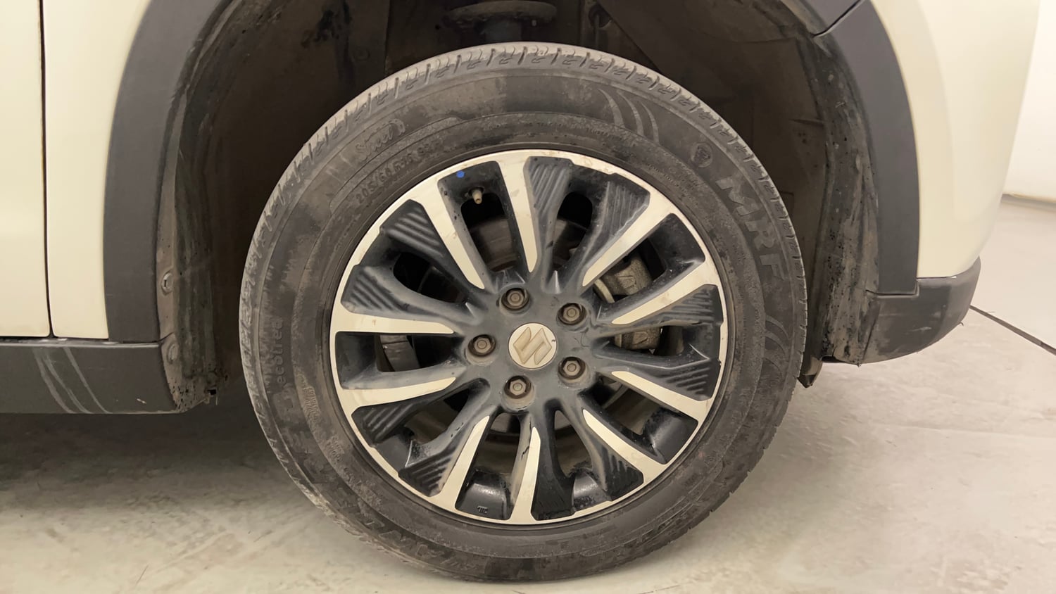 Used 2022 Maruti Suzuki Vitara Brezza VXi AT SHVS Petrol Automatic tyres RIGHT FRONT TYRE RIM VIEW