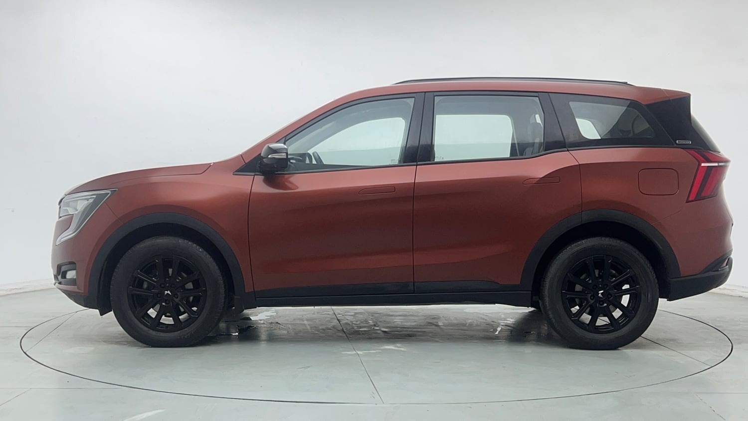 Used 2024 Mahindra XUV700 AX7 Luxury Pack Petrol 7 STR Blaze Editon AT Petrol Automatic exterior LEFT SIDE VIEW