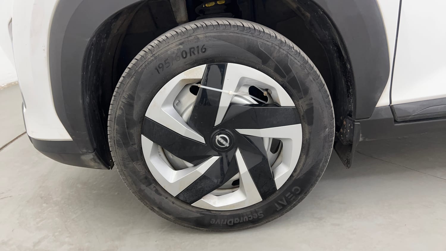 Used 2025 Nissan Magnite Visia B4D 1.0 Petrol MT Petrol Manual tyres LEFT FRONT TYRE RIM VIEW