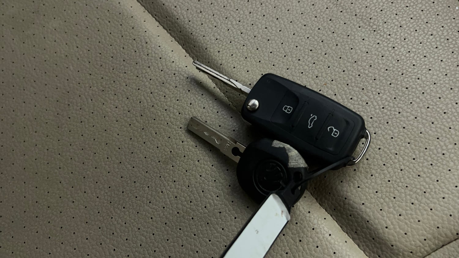 Used 2015 Skoda Rapid 1.6 MPI Elegance Plus Petrol Manual extra CAR KEY VIEW