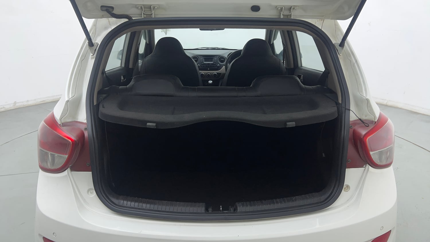 Used 2015 Hyundai Grand i10 Sportz 1.2 Kappa VTVT Petrol Manual interior DICKY INSIDE VIEW
