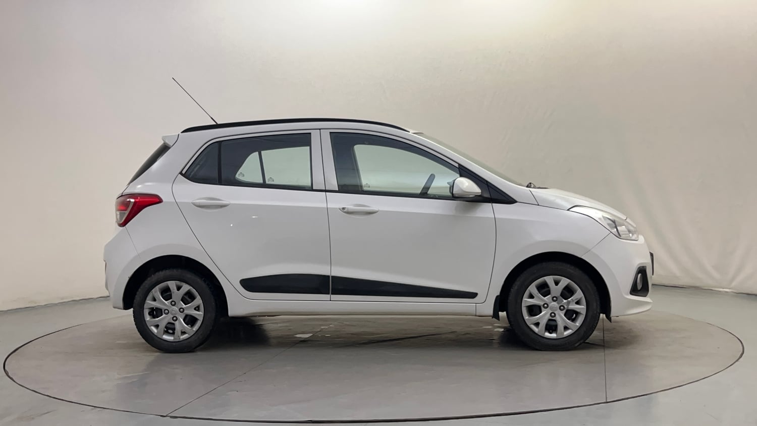 Used 2016 Hyundai Grand i10 Sportz 1.2 Kappa VTVT Petrol Manual exterior RIGHT SIDE VIEW