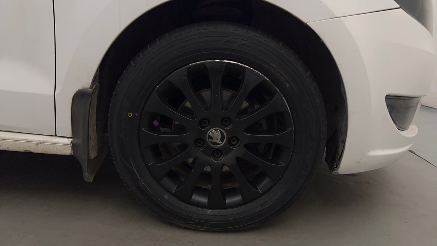Used 2015 Skoda Rapid 1.6 MPI Elegance Plus Petrol Manual tyres RIGHT FRONT TYRE RIM VIEW