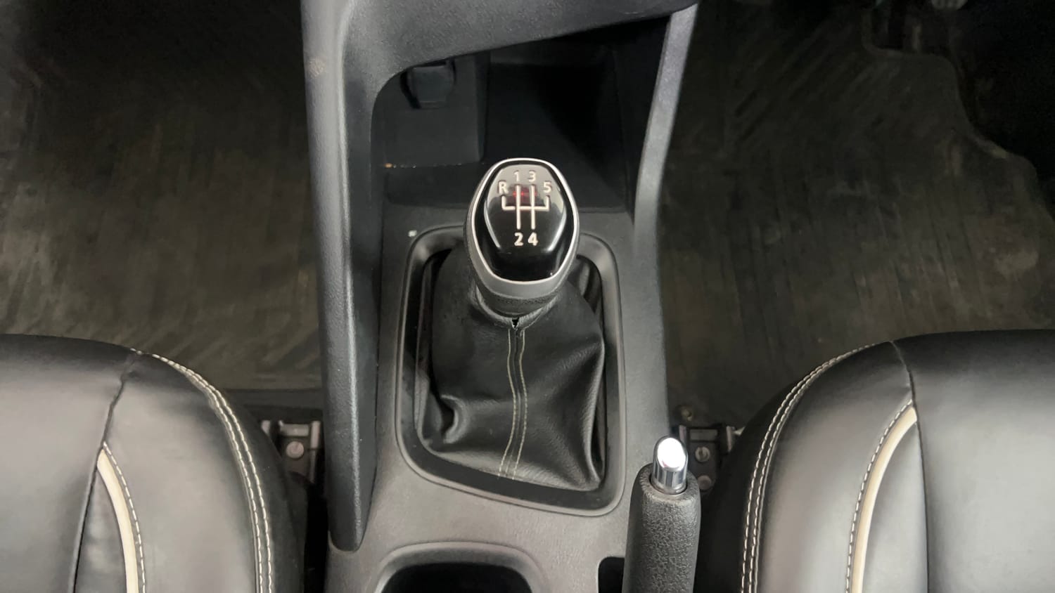 Used 2025 Nissan Magnite Visia B4D 1.0 Petrol MT Petrol Manual interior GEAR  KNOB VIEW