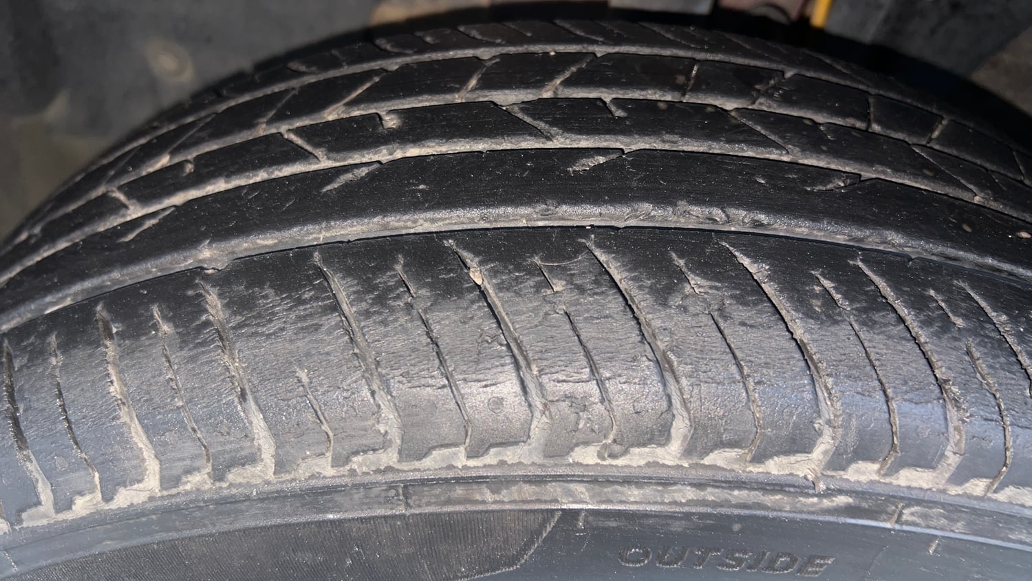 Used 2023 Nissan Magnite XL Petrol Manual tyres LEFT FRONT TYRE TREAD VIEW