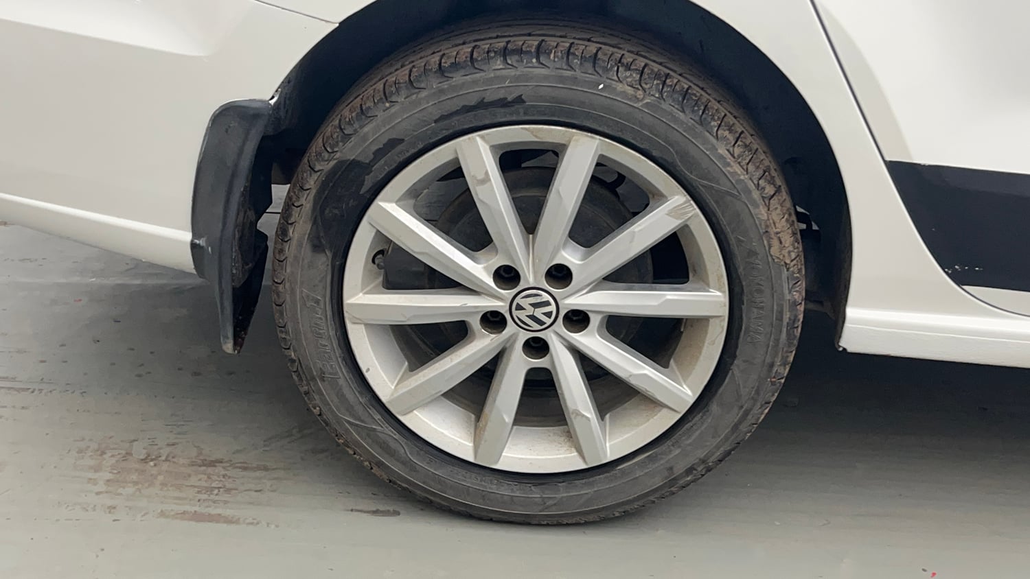 Used 2017 Volkswagen Vento Highline Plus 1.2 (P) AT 16 Alloy Petrol Automatic tyres RIGHT REAR TYRE RIM VIEW