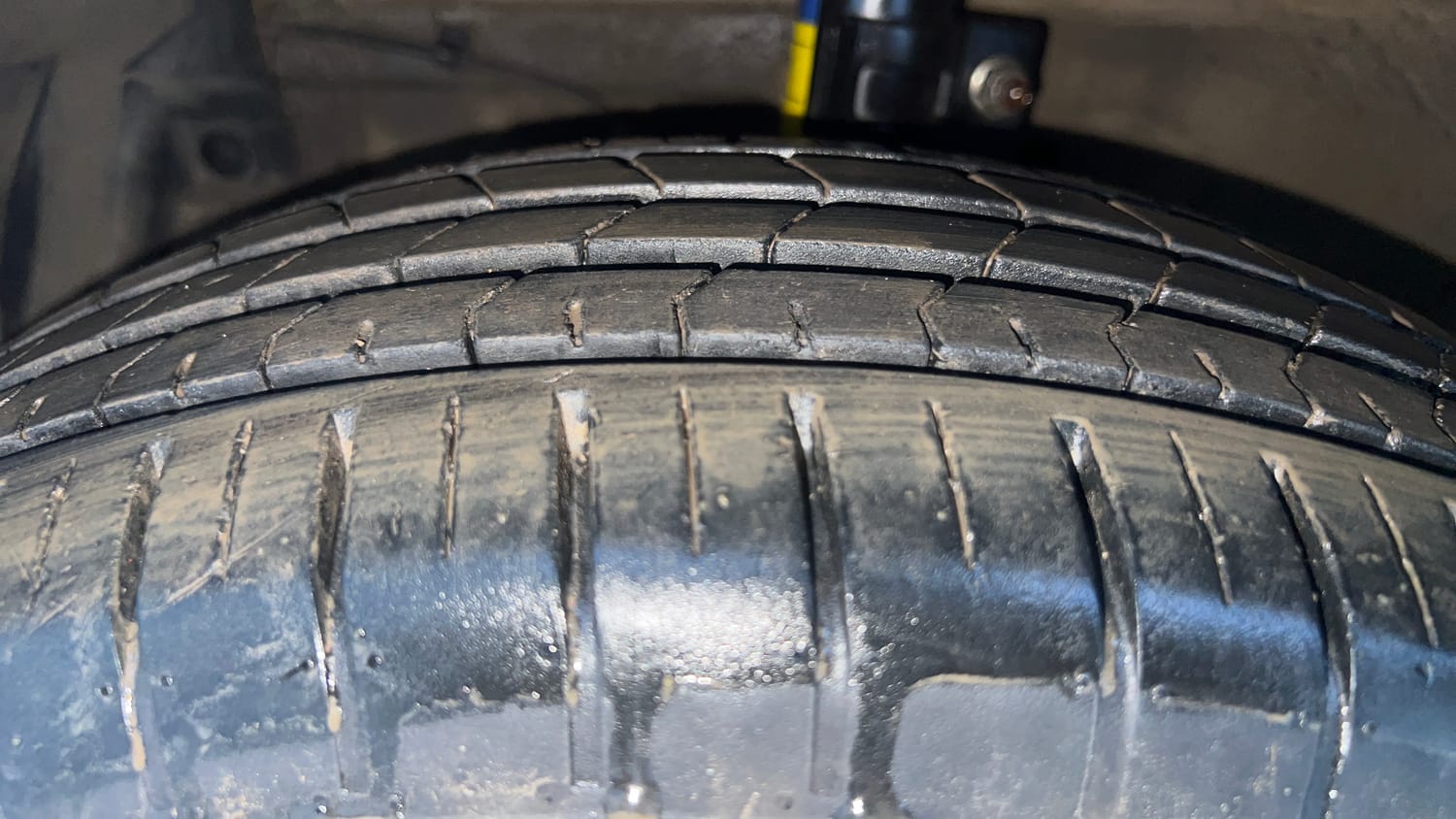 Used 2015 Maruti Suzuki Ertiga ZXi Petrol Manual tyres LEFT FRONT TYRE TREAD VIEW