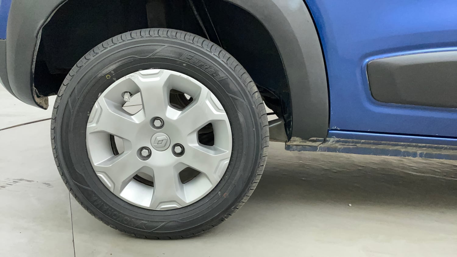 Used 2017 Renault Kwid CLIMBER 1.0 AMT Petrol Automatic tyres RIGHT REAR TYRE RIM VIEW