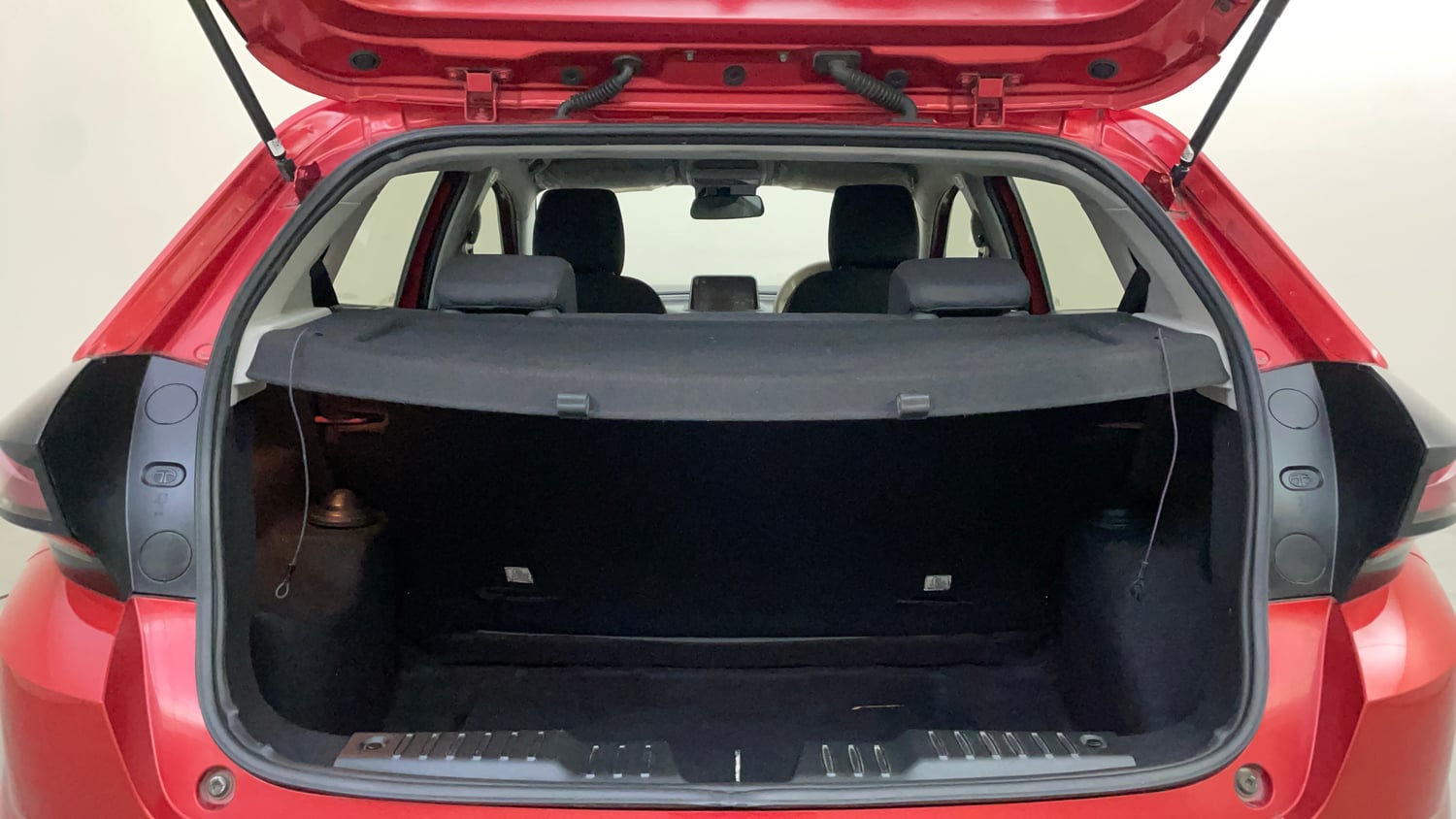 Used 2021 Tata Altroz XZ Petrol Petrol Manual interior DICKY INSIDE VIEW