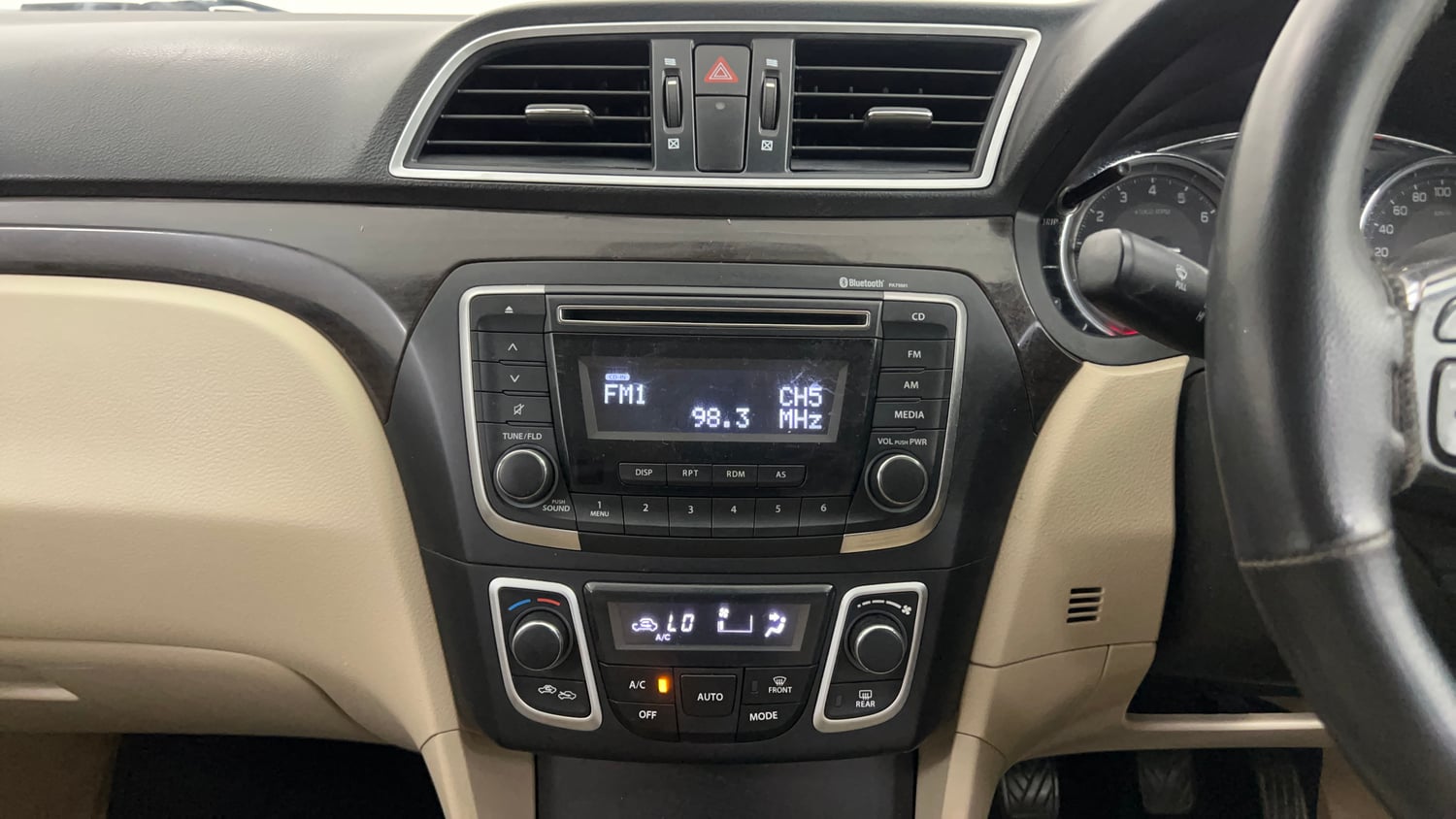 Used 2017 Maruti Suzuki Ciaz Zeta 1.4 MT Petrol Manual interior MUSIC SYSTEM & AC CONTROL VIEW