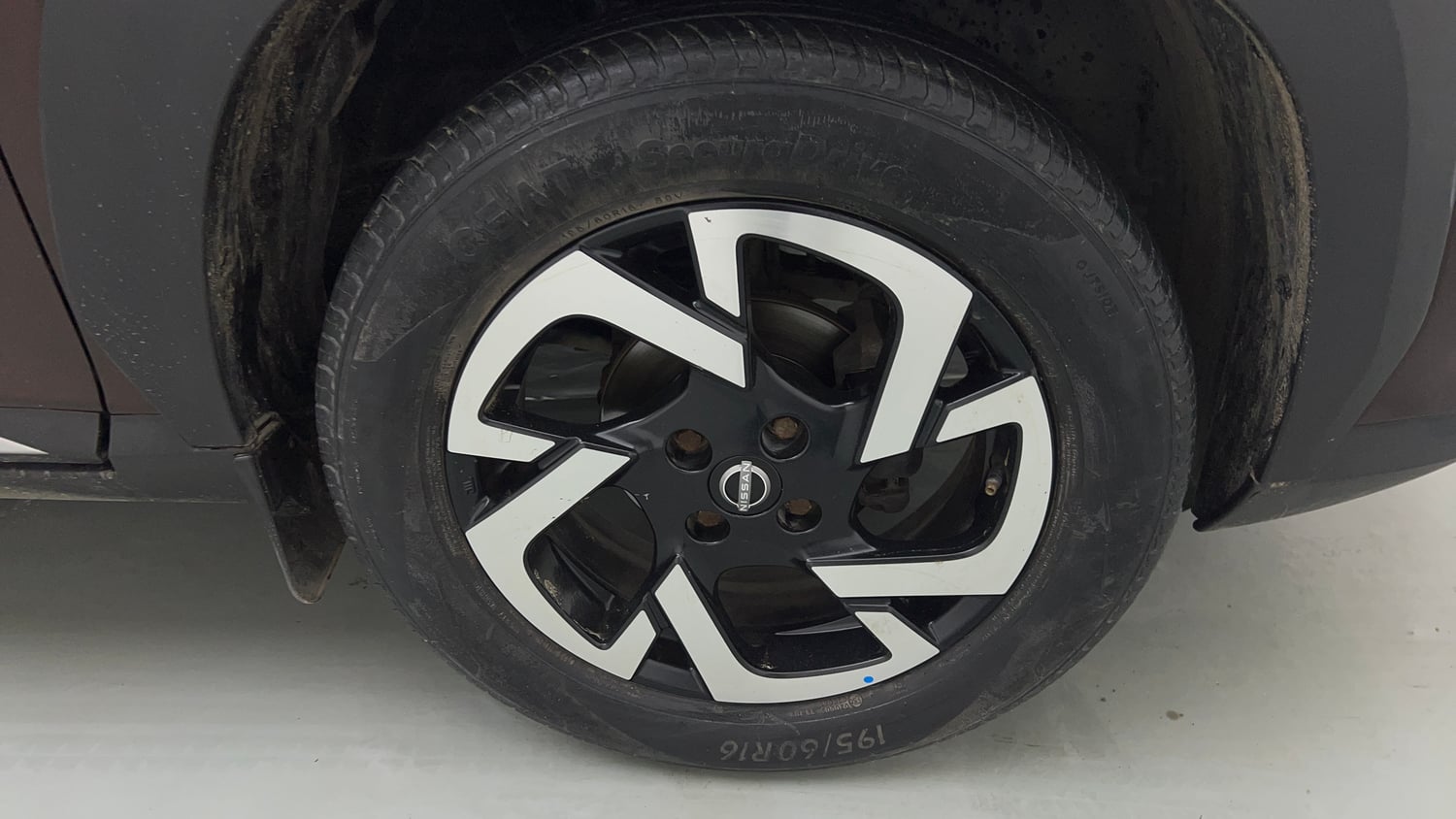 Used 2021 Nissan Magnite XV Premium Petrol Manual tyres RIGHT FRONT TYRE RIM VIEW