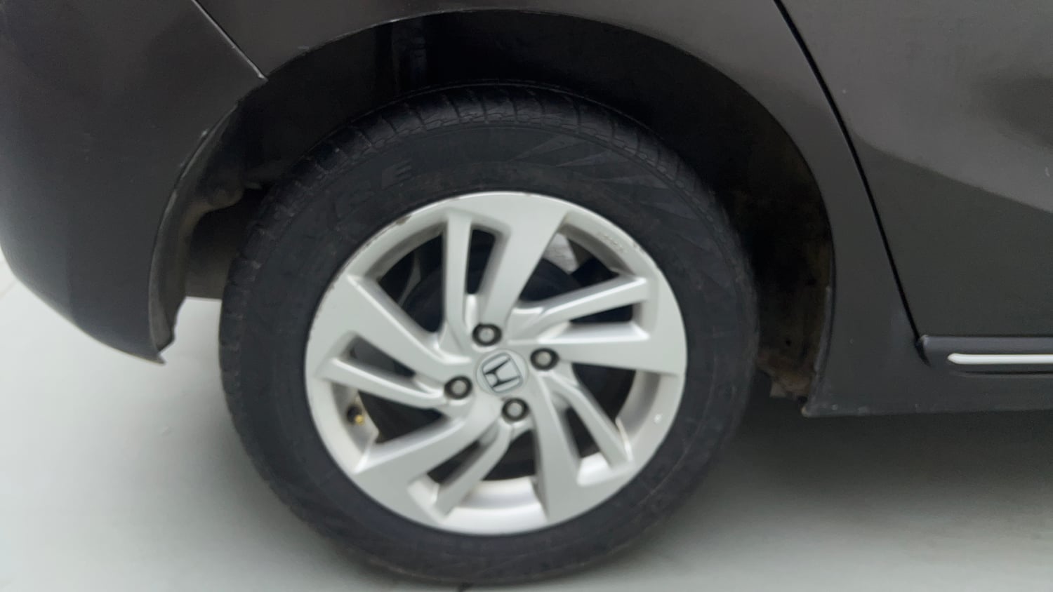 Used 2015 Honda Jazz V AT Petrol Petrol Automatic tyres RIGHT REAR TYRE RIM VIEW