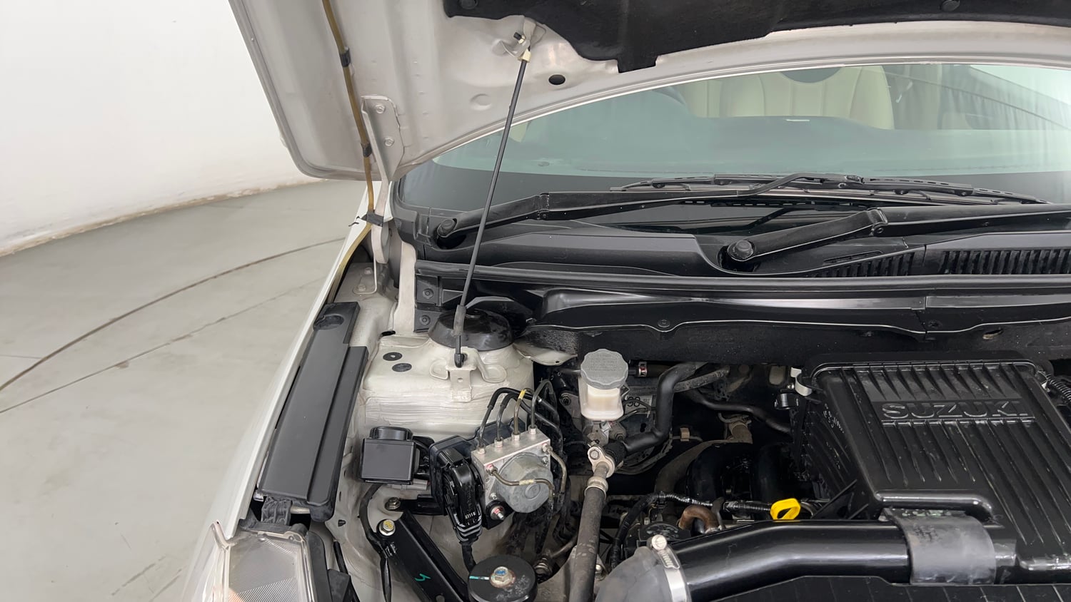 Used 2017 Maruti Suzuki Ciaz Zeta 1.4 MT Petrol Manual engine ENGINE RIGHT SIDE HINGE & APRON VIEW
