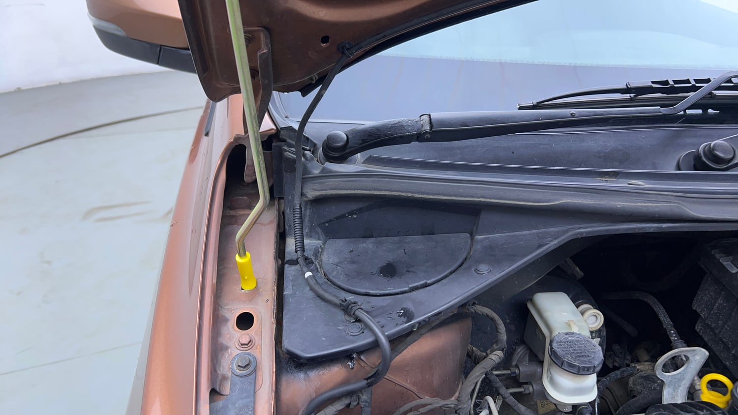 Used 2018 Tata Tigor Revotron XZA Petrol Automatic engine ENGINE RIGHT SIDE HINGE & APRON VIEW