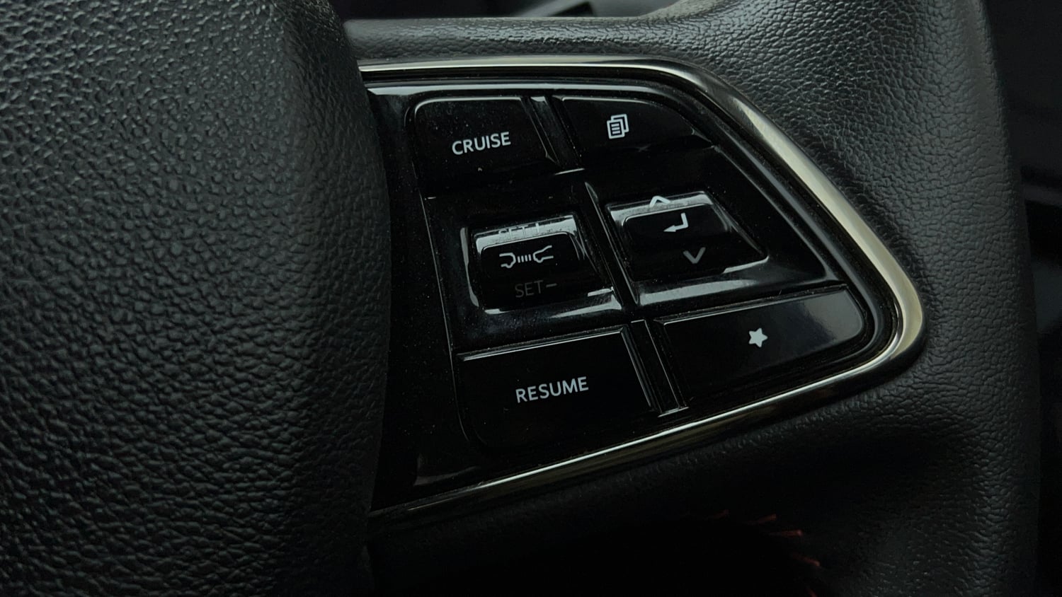 Used 2024 Mahindra XUV700 AX7 Luxury Pack Petrol 7 STR Blaze Editon AT Petrol Automatic top_features Cruise control