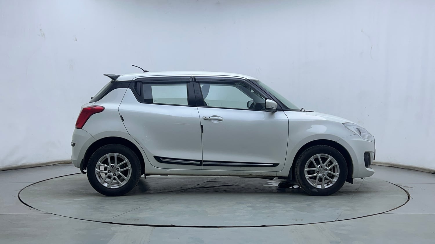 Used 2024 Maruti Suzuki Swift ZXi Petrol Manual exterior RIGHT SIDE VIEW
