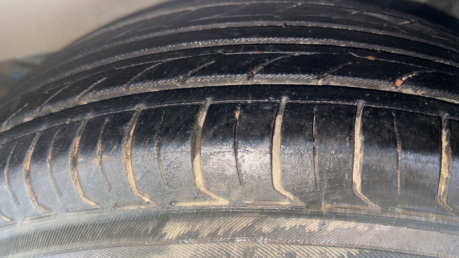 Used 2015 Hyundai Grand i10 Sportz 1.2 Kappa VTVT Petrol Manual tyres LEFT REAR TYRE TREAD VIEW