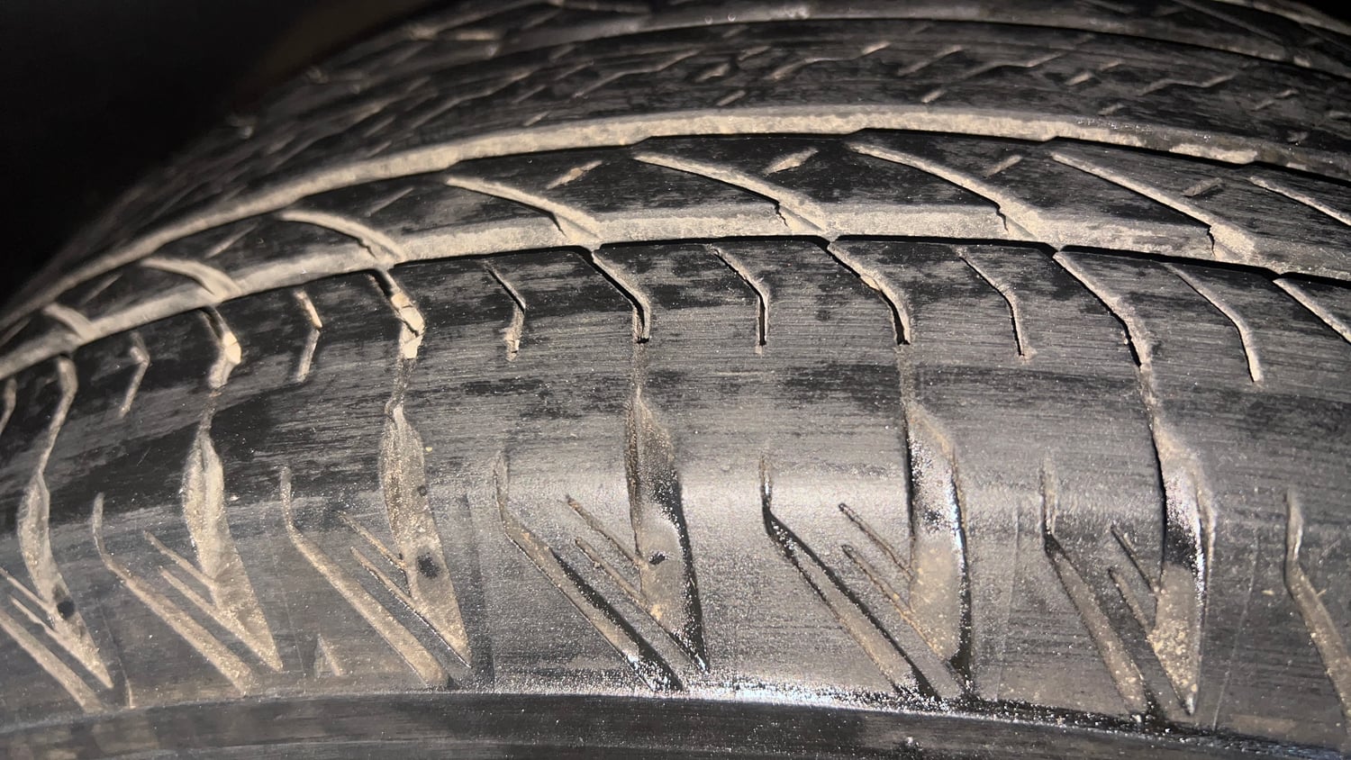 Used 2024 Mahindra XUV700 AX7 Luxury Pack Petrol 7 STR Blaze Editon AT Petrol Automatic tyres RIGHT FRONT TYRE TREAD VIEW
