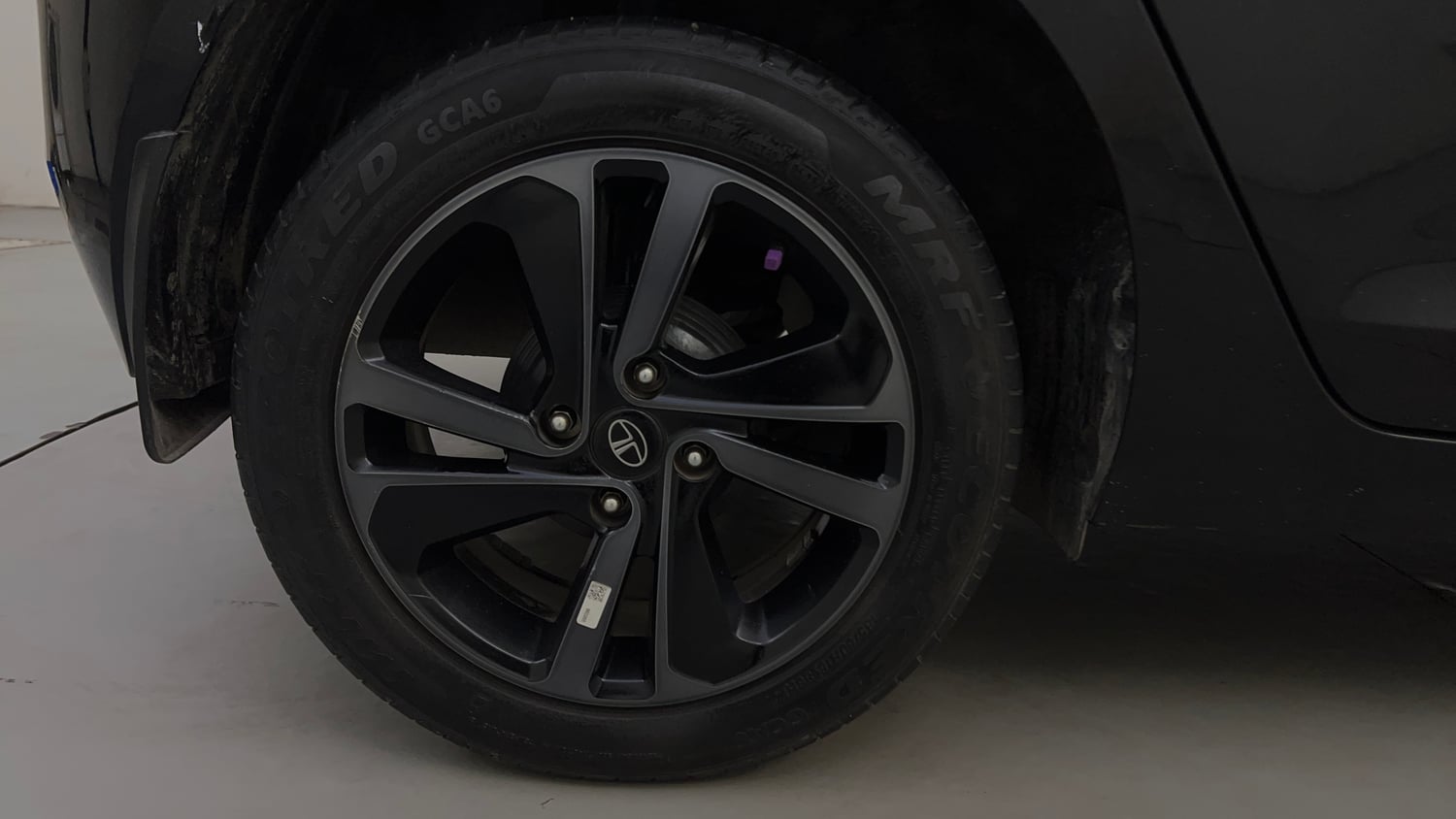Used 2023 Tata Altroz XZA Plus Petrol Dark Edtion Petrol Automatic tyres RIGHT REAR TYRE RIM VIEW