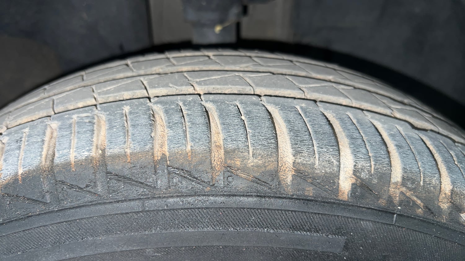 Used 2023 Renault Kwid RXT 1.0 AMT Petrol Automatic tyres RIGHT FRONT TYRE TREAD VIEW