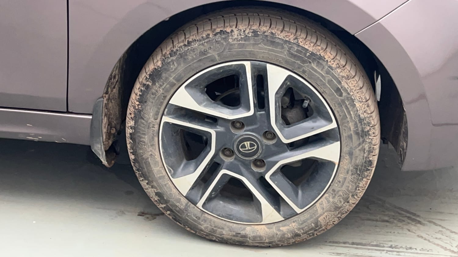 Used 2018 Tata Tigor Revotron XZA Petrol Automatic tyres RIGHT FRONT TYRE RIM VIEW