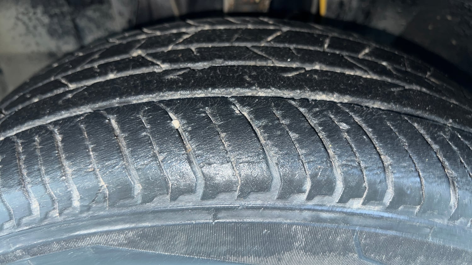 Used 2021 Nissan Magnite XV Premium Petrol Manual tyres LEFT FRONT TYRE TREAD VIEW