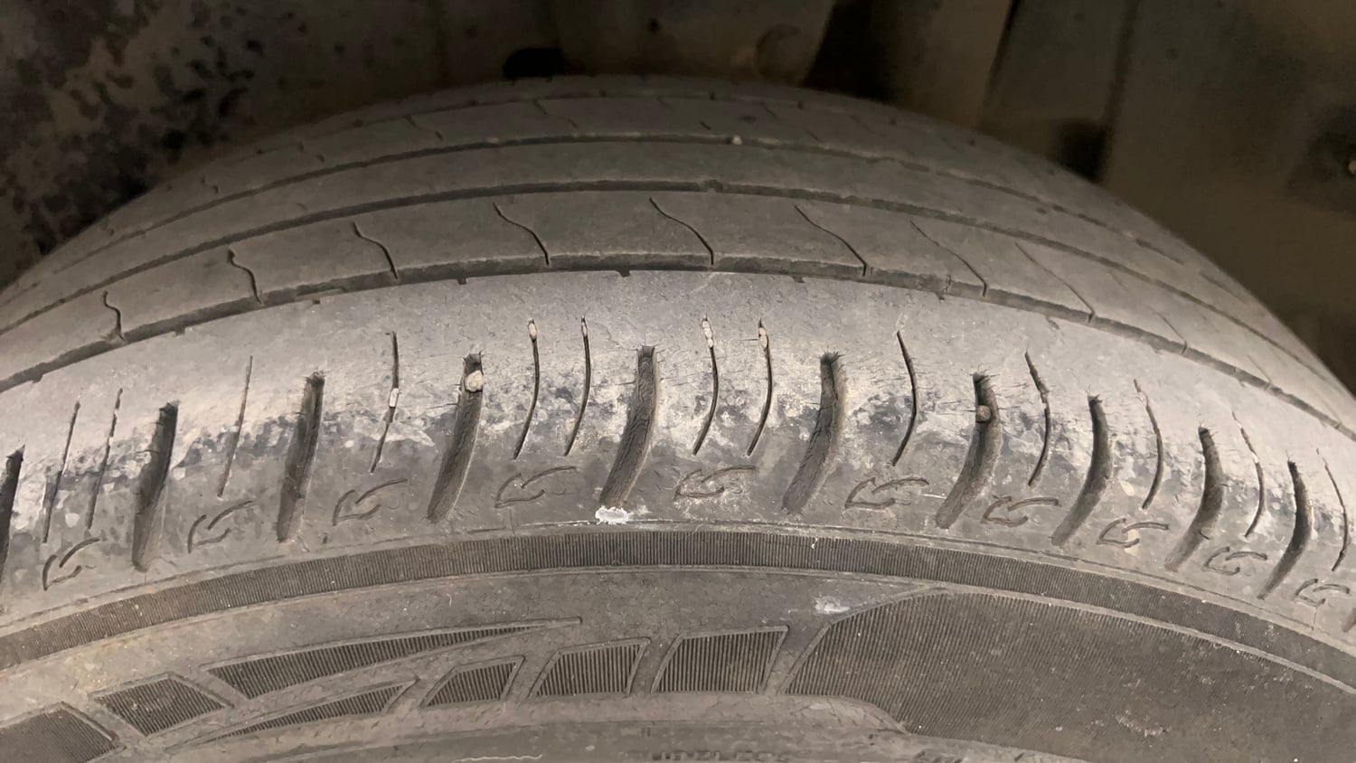Used 2022 Maruti Suzuki Vitara Brezza VXi AT SHVS Petrol Automatic tyres LEFT REAR TYRE TREAD VIEW