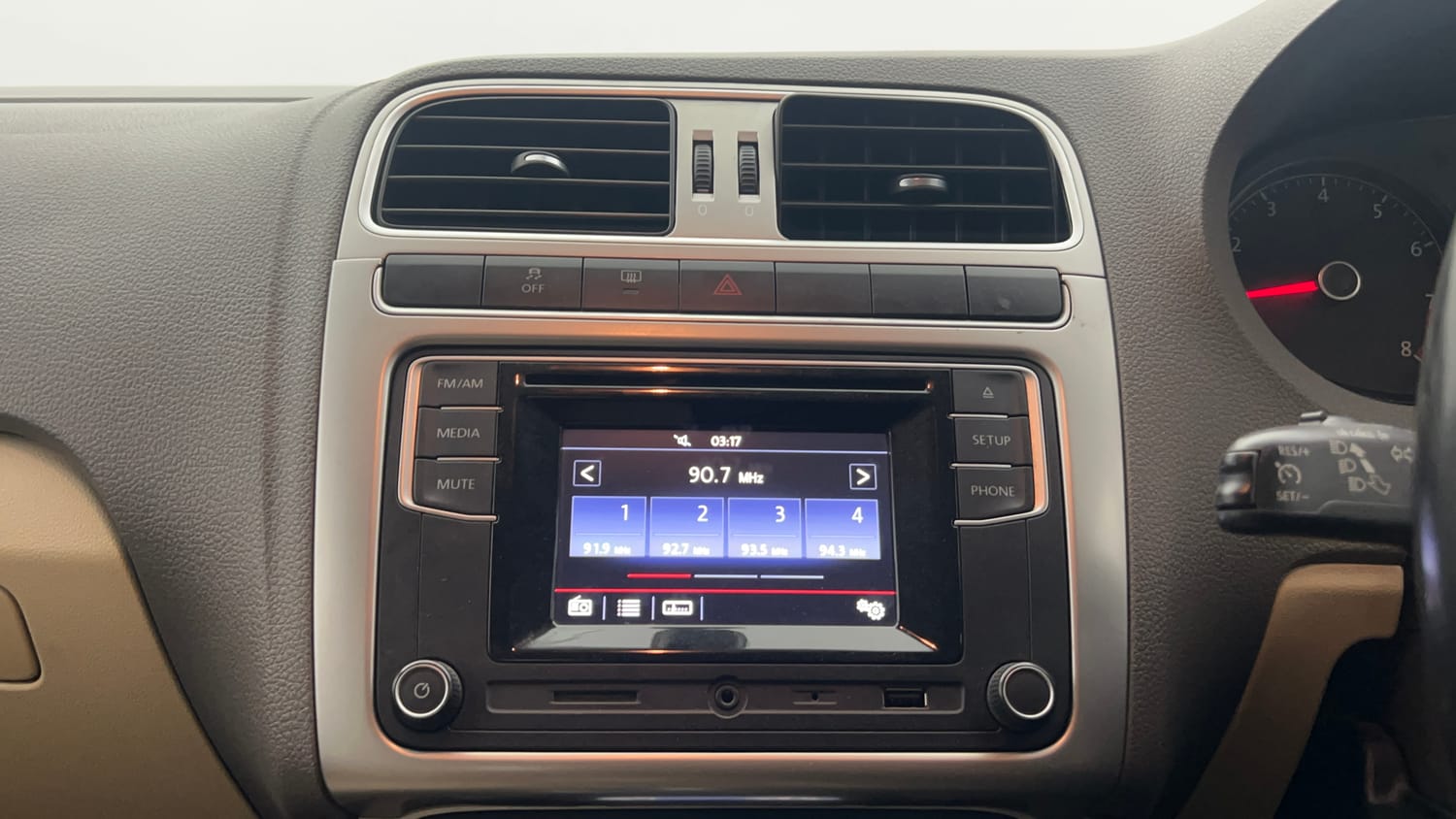 Used 2017 Volkswagen Vento Highline Plus 1.2 (P) AT 16 Alloy Petrol Automatic top_features Touch screen infotainment system