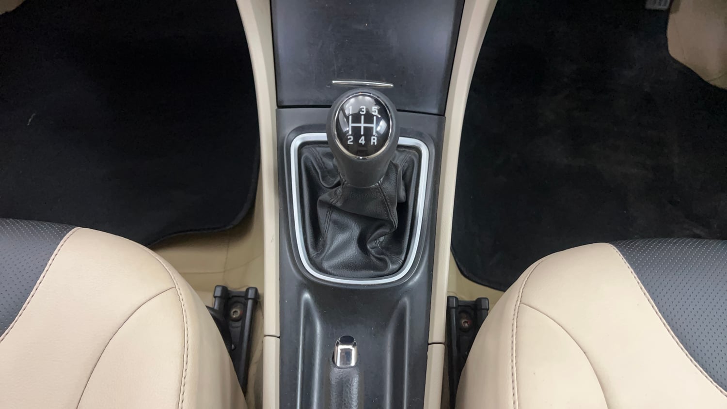 Used 2017 Maruti Suzuki Ciaz Zeta 1.4 MT Petrol Manual interior GEAR  KNOB VIEW