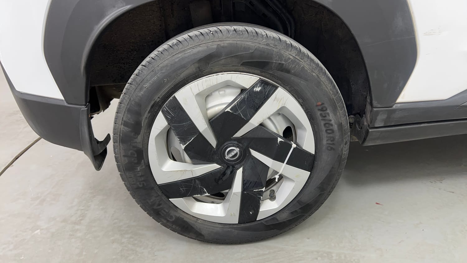 Used 2025 Nissan Magnite Visia B4D 1.0 Petrol MT Petrol Manual tyres RIGHT REAR TYRE RIM VIEW