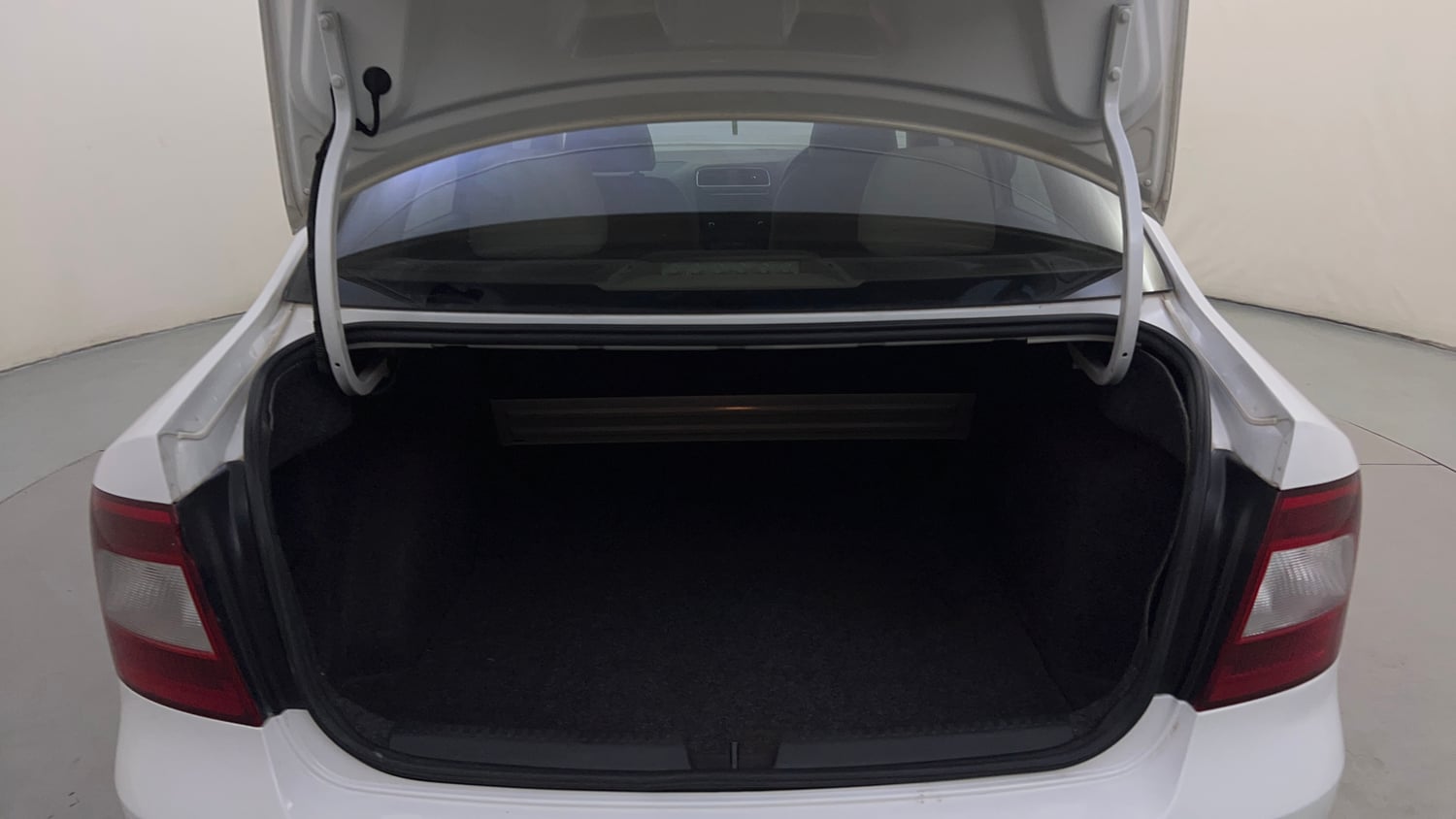 Used 2015 Skoda Rapid 1.6 MPI Elegance Plus Petrol Manual interior DICKY INSIDE VIEW
