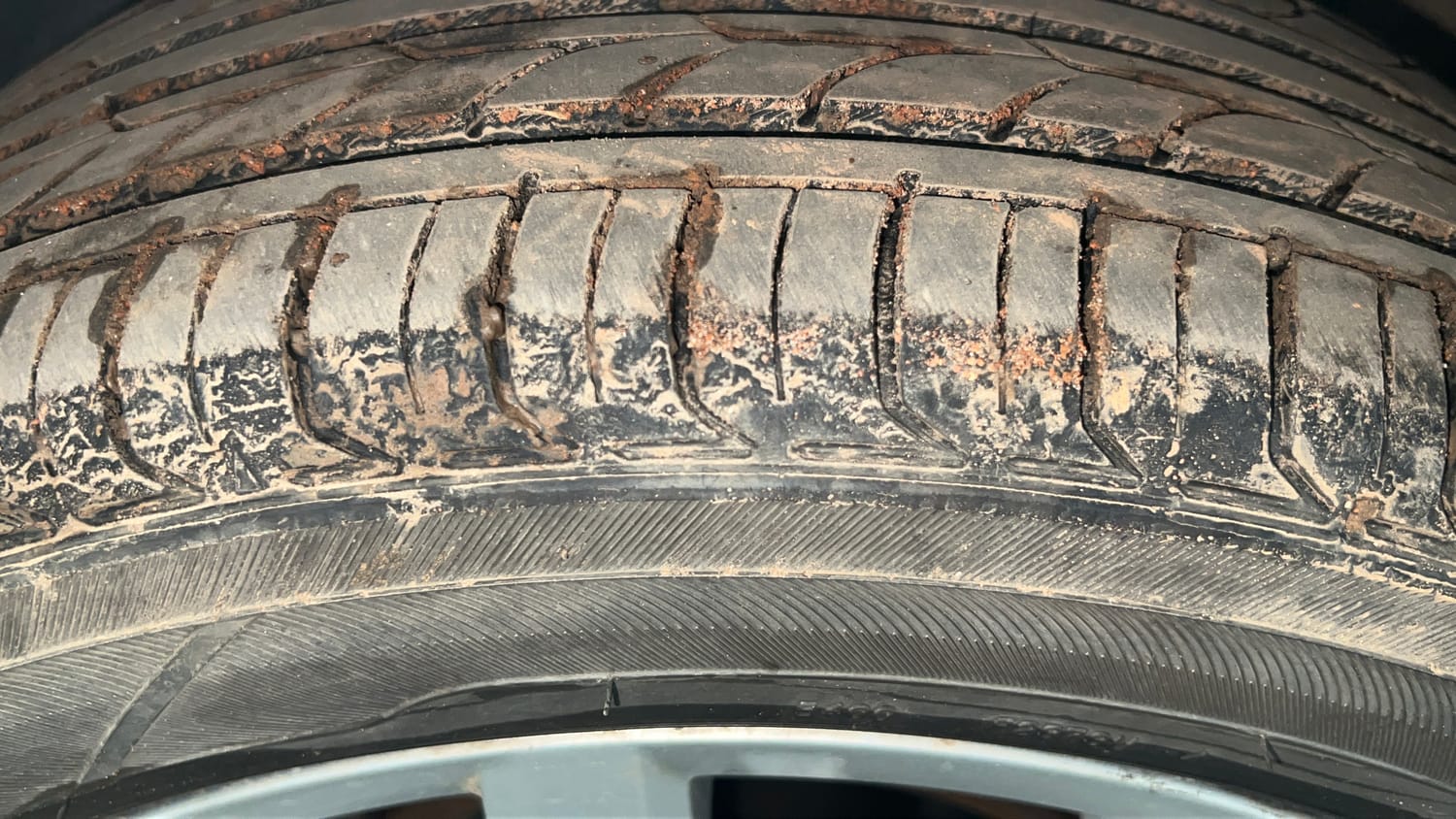 Used 2017 Volkswagen Vento Highline Plus 1.2 (P) AT 16 Alloy Petrol Automatic tyres LEFT FRONT TYRE TREAD VIEW