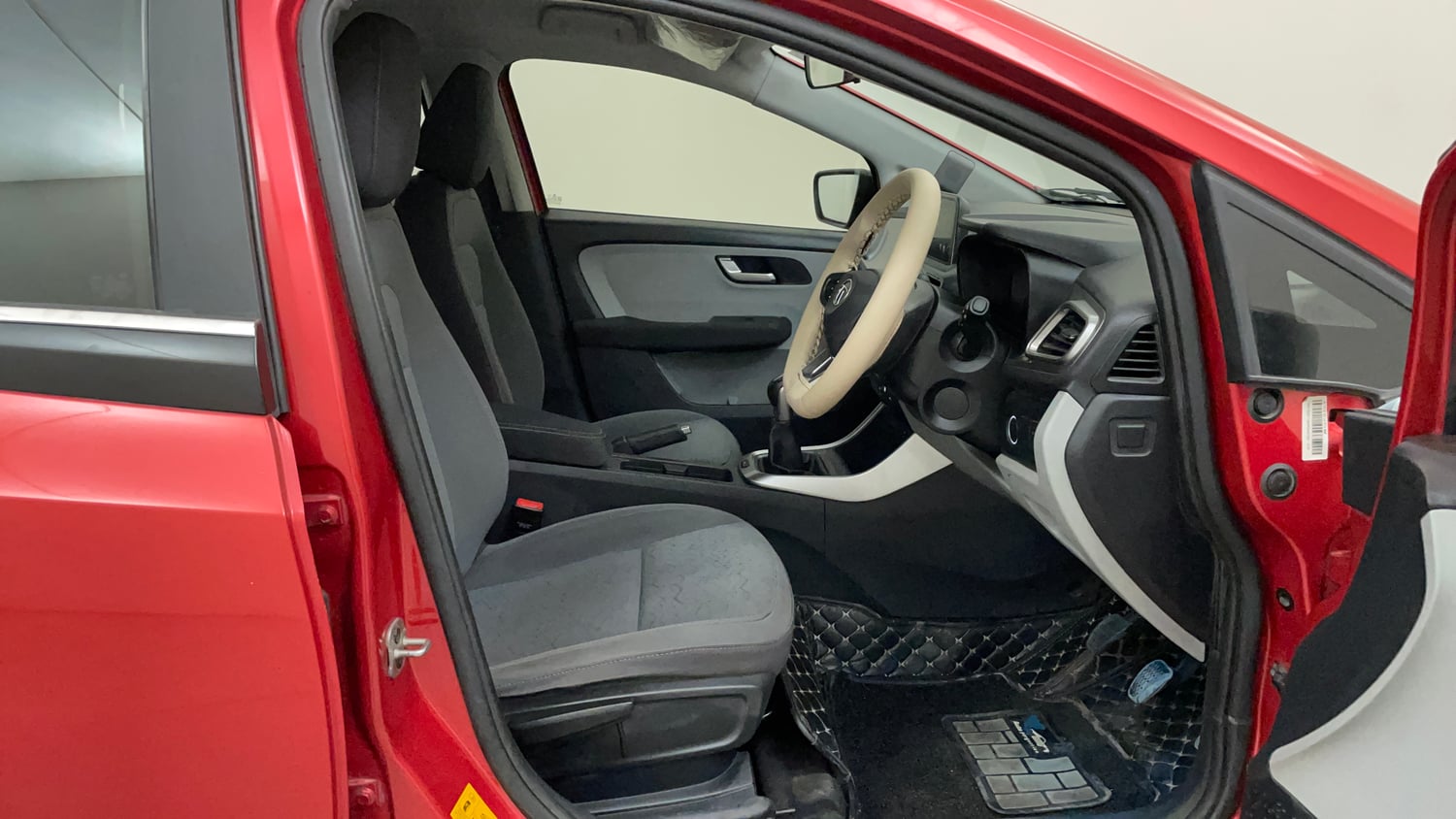 Used 2021 Tata Altroz XZ Petrol Petrol Manual interior RIGHT SIDE FRONT DOOR CABIN VIEW