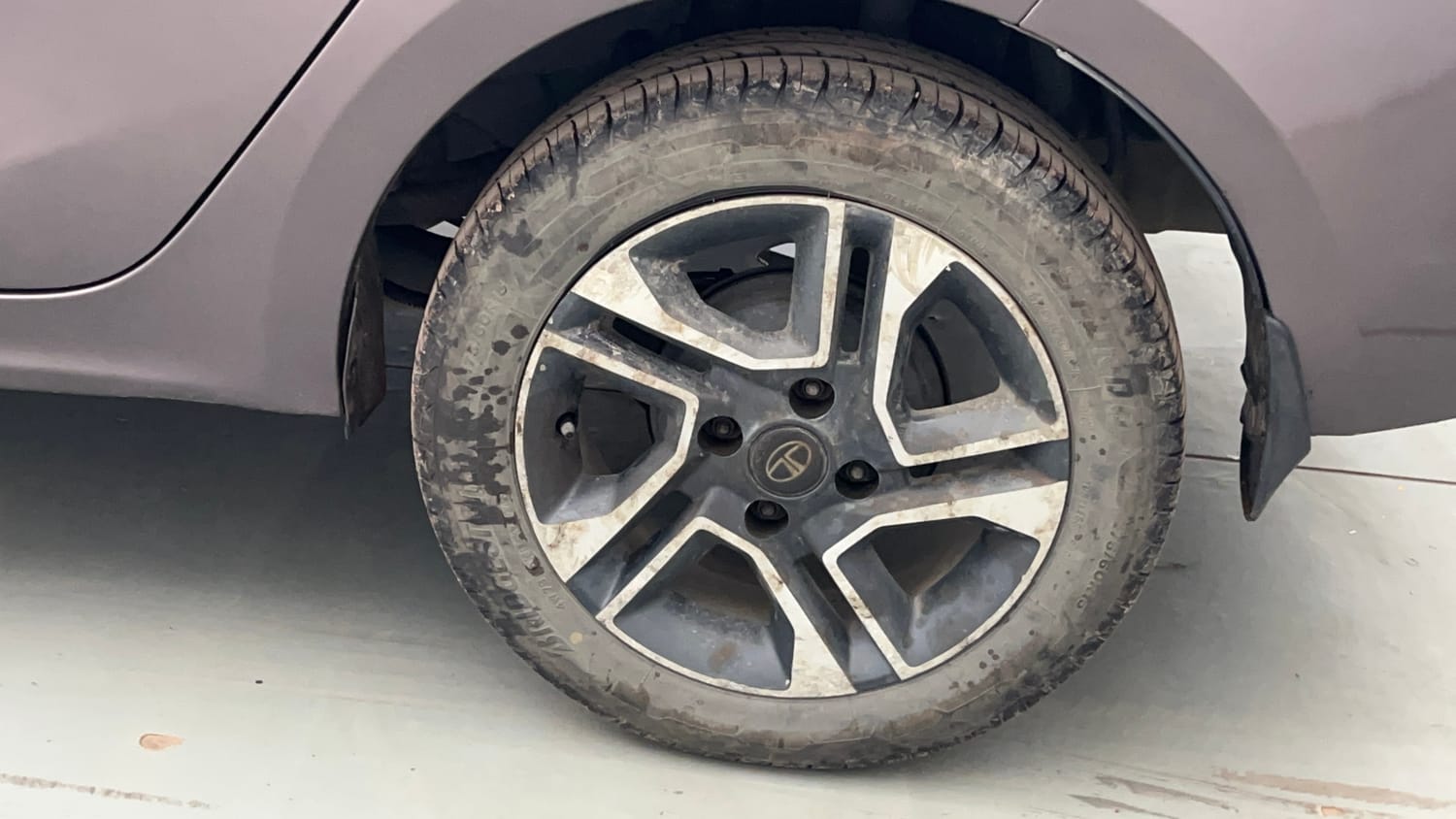 Used 2018 Tata Tigor Revotron XZA Petrol Automatic tyres LEFT REAR TYRE RIM VIEW