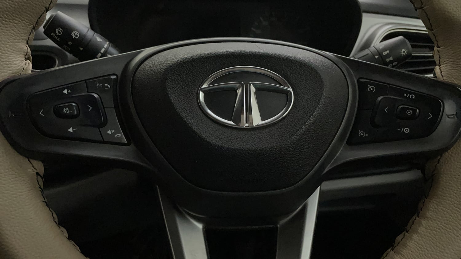 Used 2021 Tata Altroz XZ Petrol Petrol Manual top_features Airbags