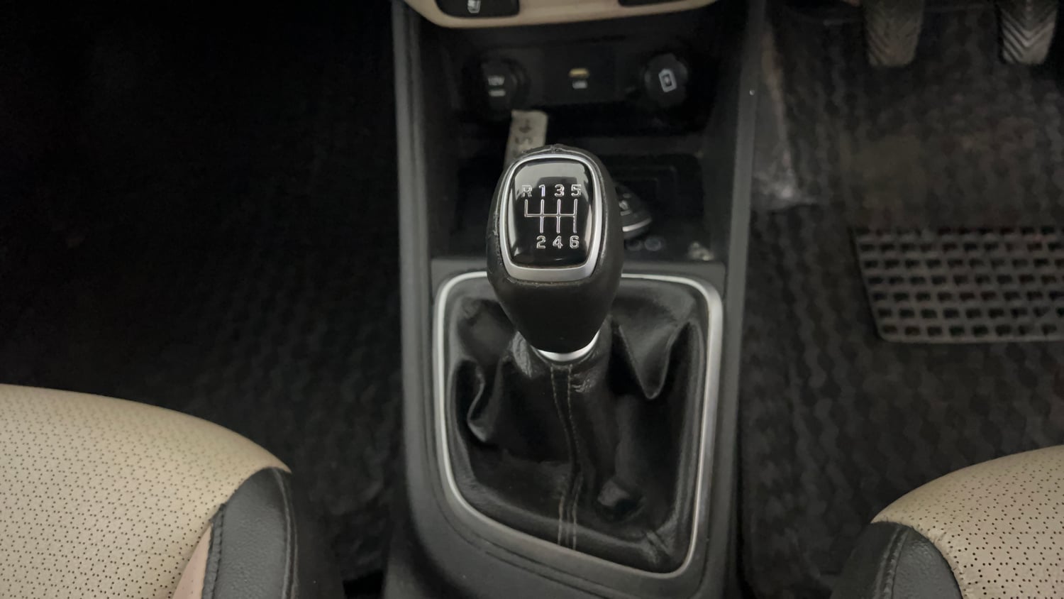 Used 2021 Hyundai Verna SX (O)1.5 MPi Petrol+ CNG (Outside Fitted) Cng Manual interior GEAR  KNOB VIEW